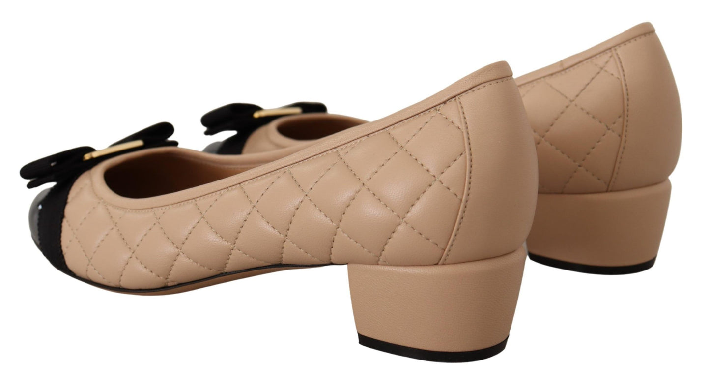 Salvatore Ferragamo Elegante gesteppte Lederpumps in Beige und Schwarz