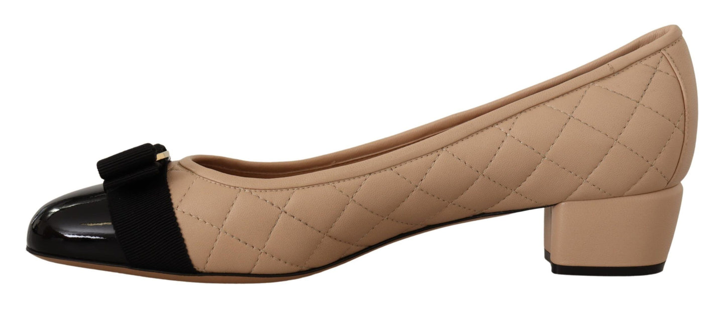 Salvatore Ferragamo Elegante gesteppte Lederpumps in Beige und Schwarz