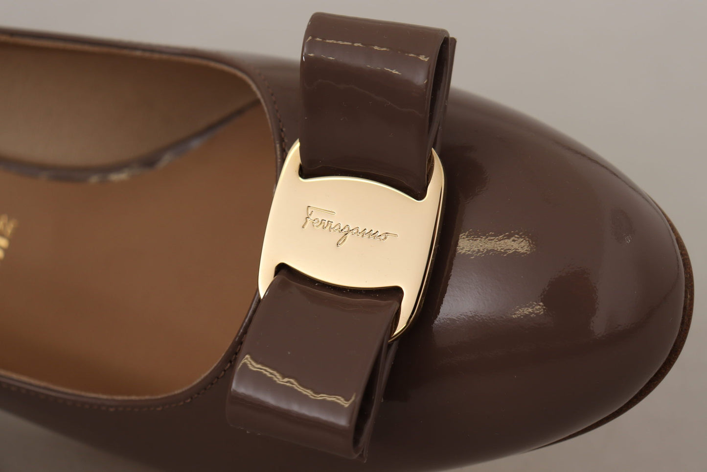 Salvatore Ferragamo Elegante braune Kümmel-Pumps mit Vara-Schleife