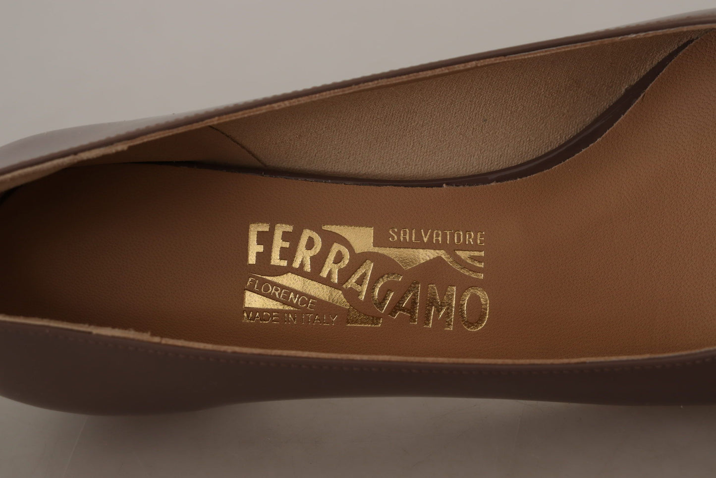 Salvatore Ferragamo Elegante braune Kümmel-Pumps mit Vara-Schleife