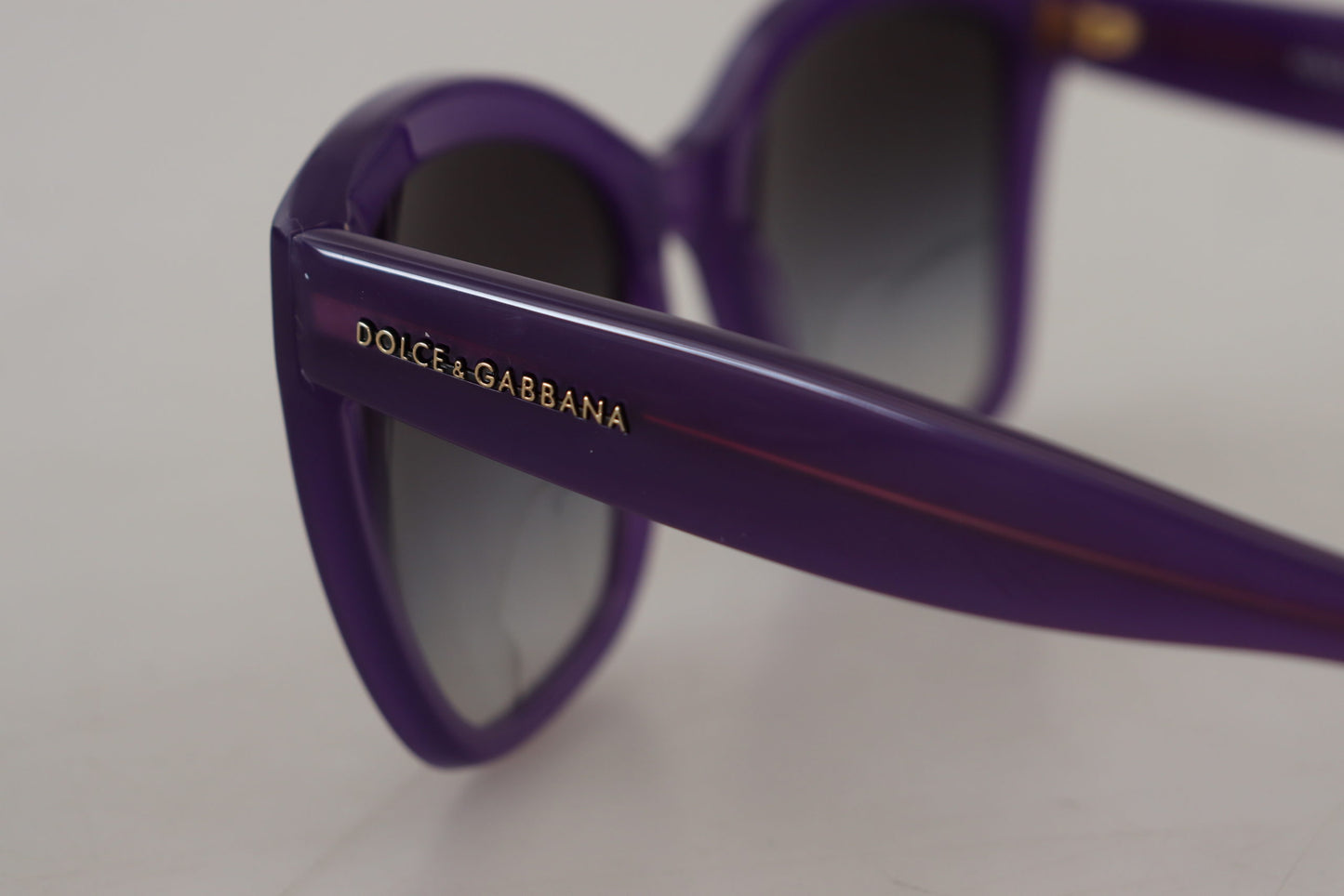 Dolce & Gabbana Elegante Sonnenbrille mit lila Verlaufsgläsern