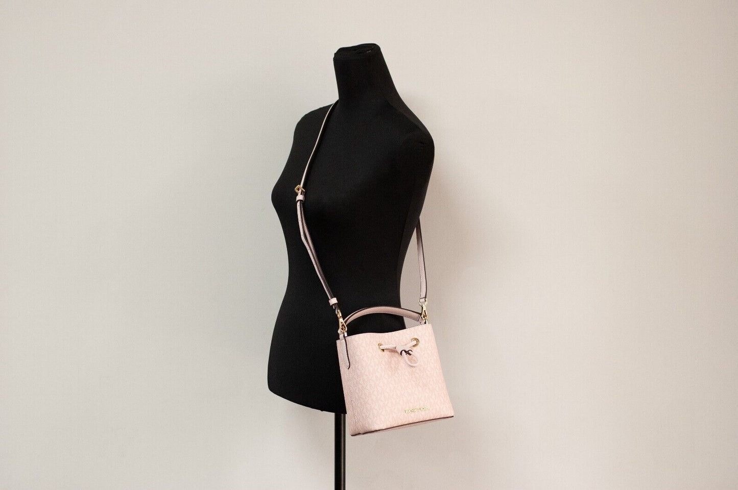 Michael Kors Suri Small Dark Powder Blush Signature PVC Bucket Crossbody Handtasche