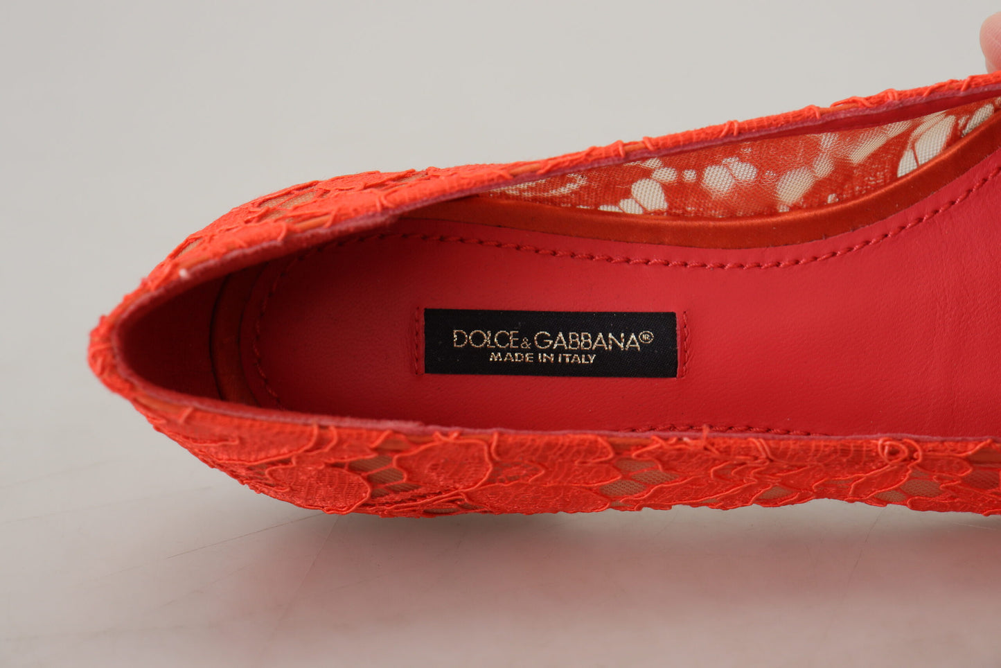 Dolce & Gabbana Elegante Spitze Vally Flats in Korallenrot