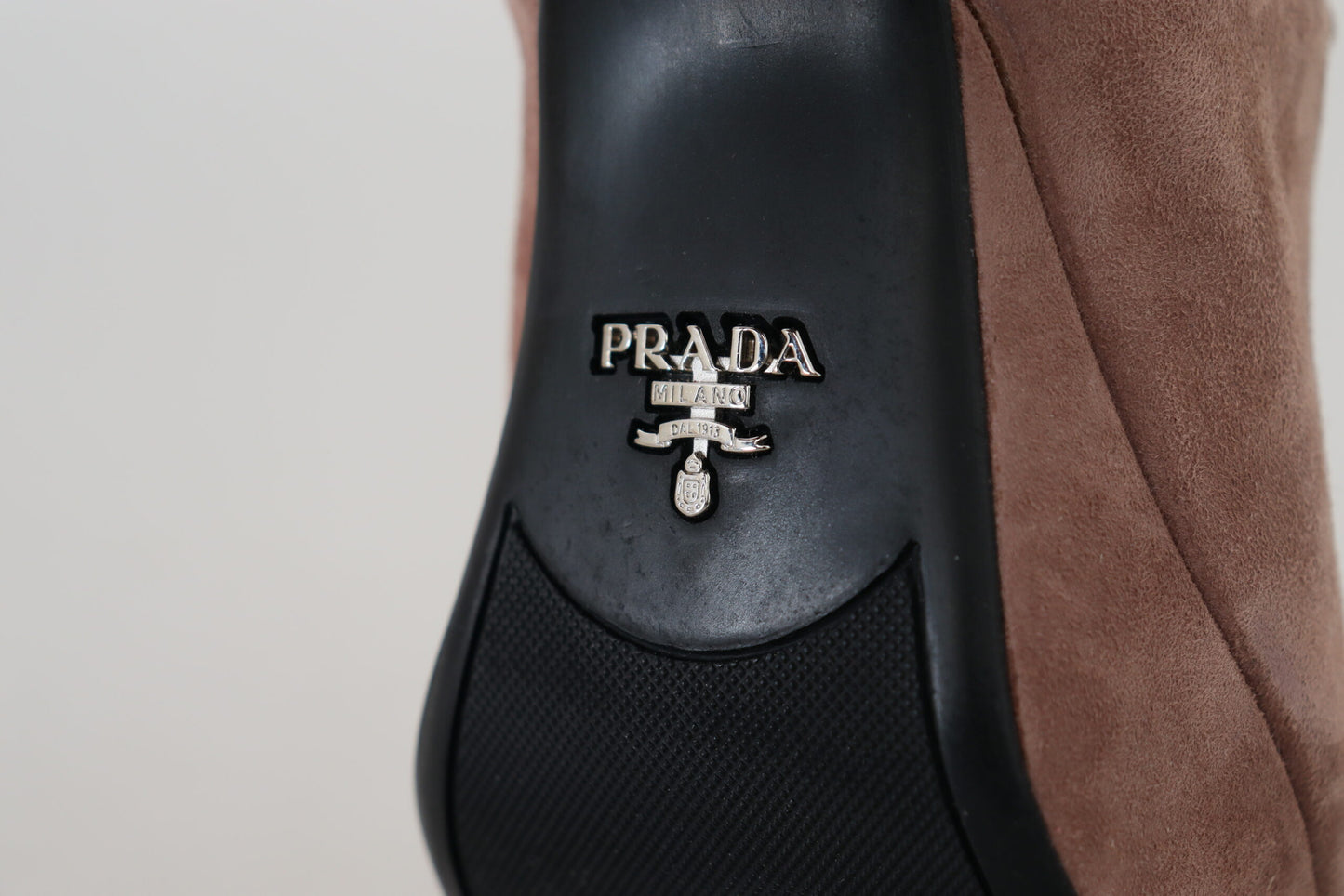 Prada Elegante Wildlederabsätze in Dunkelrosa