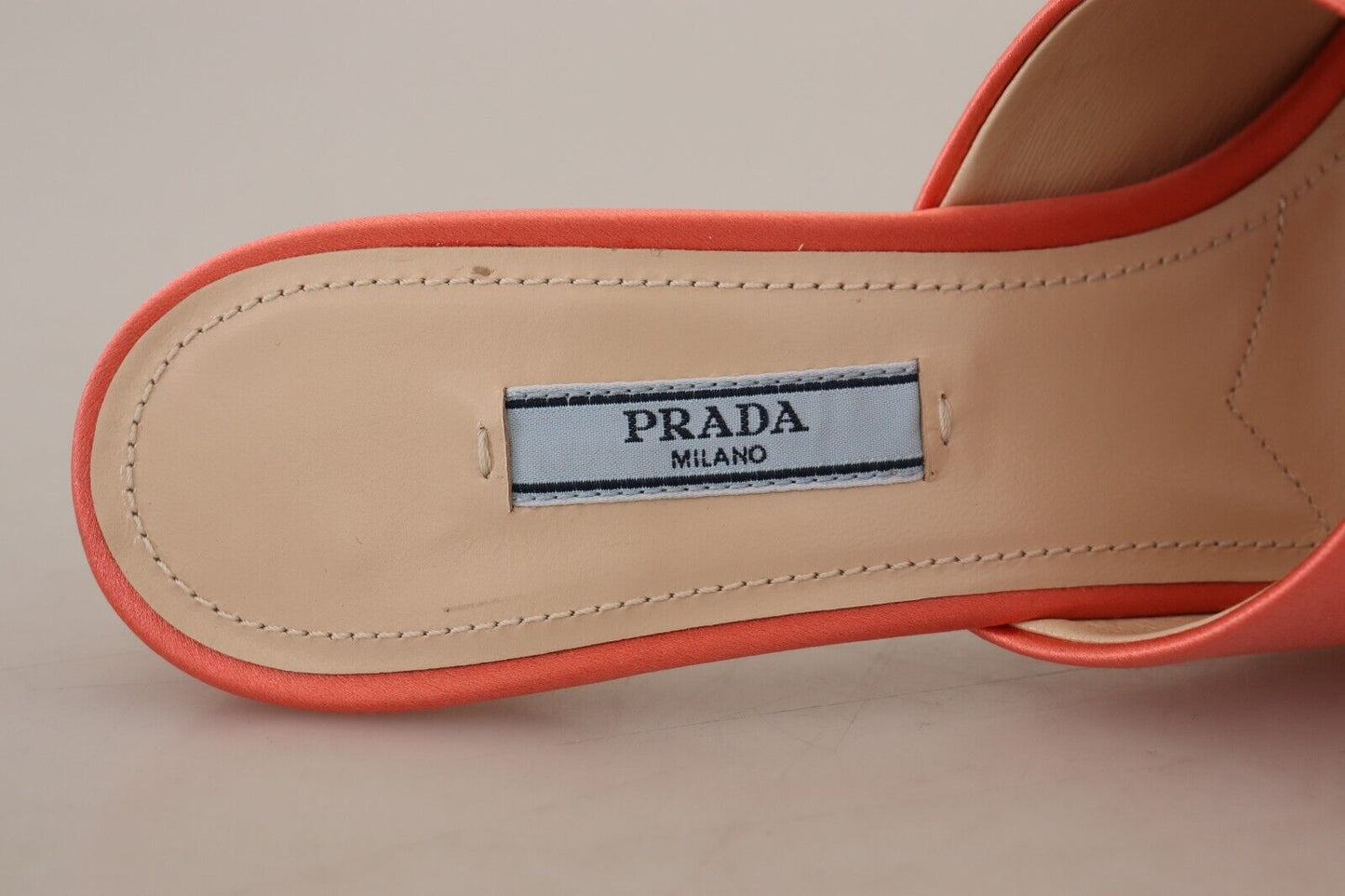 Prada Elegante Koralle Leder Heels Sandalen