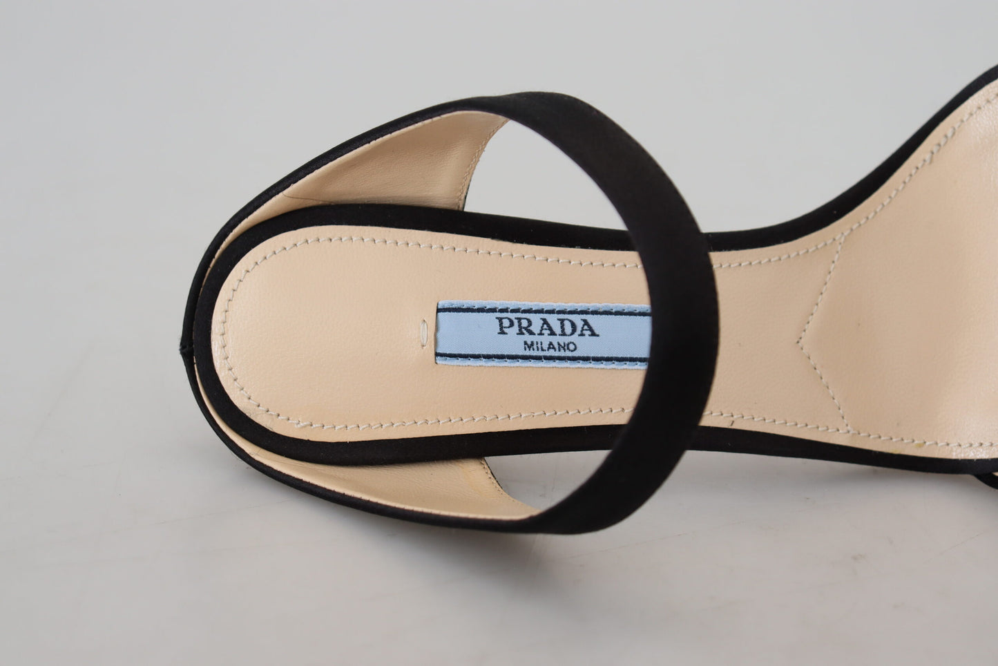 Prada Elegante Schwarze Leder Heels Pumps