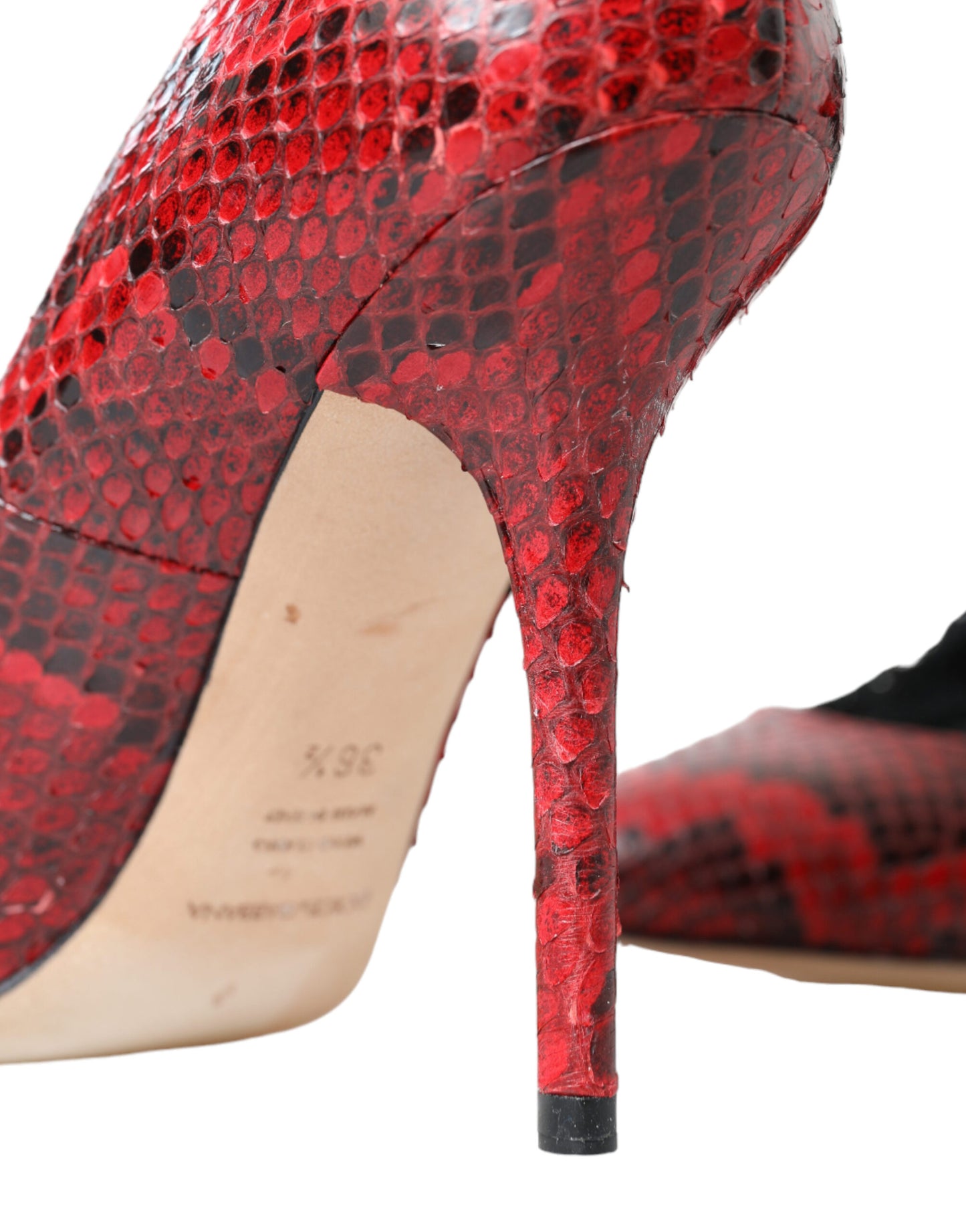 Dolce & Gabbana Rote Mandelzehen-Pumps aus Schlangenhaut mit Spitzenstrümpfen