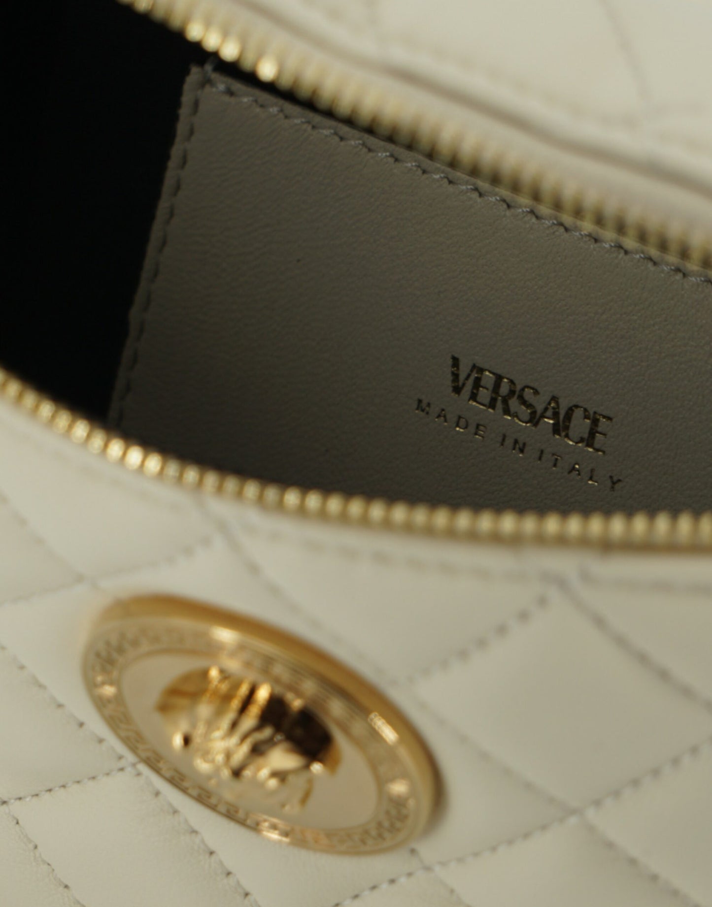 Versace Elegante Gürteltasche aus weißem Lammleder