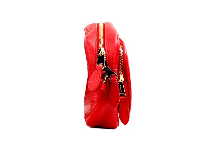 Burberry Kleine markengeschützte, leuchtend rote, genarbte Leder-Kamera-Crossbody-Tasche