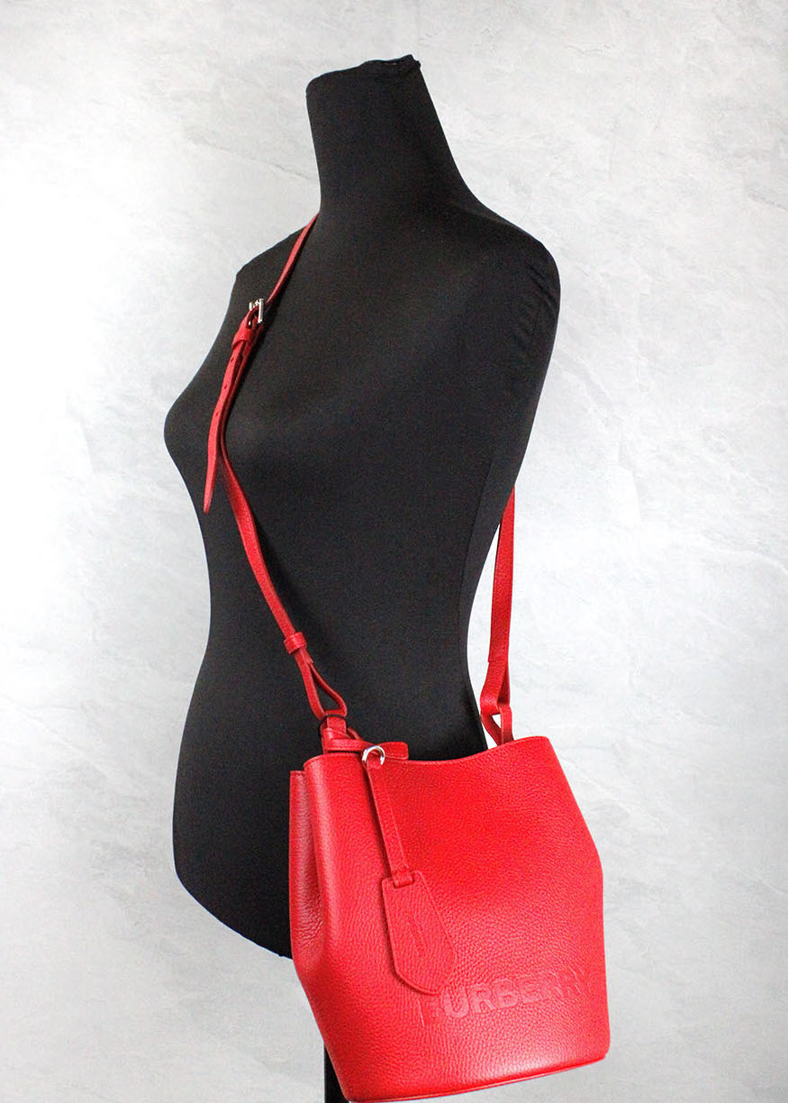 Burberry Lorne Small Red Pebbled Leather Bucket Crossbody Handtasche