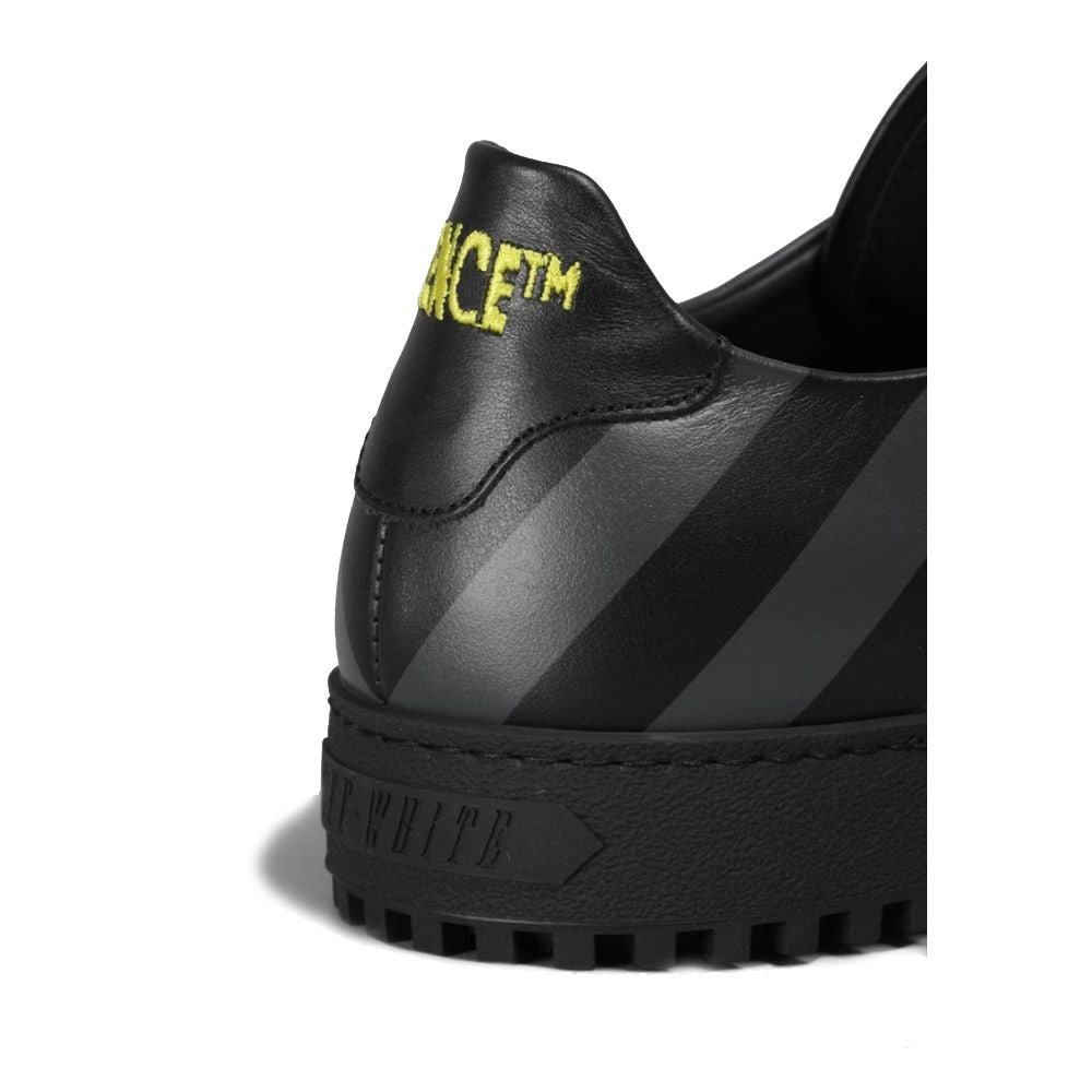 Off-White Modische Kalbsleder-Sneakers mit ikonischen grauen Streifen