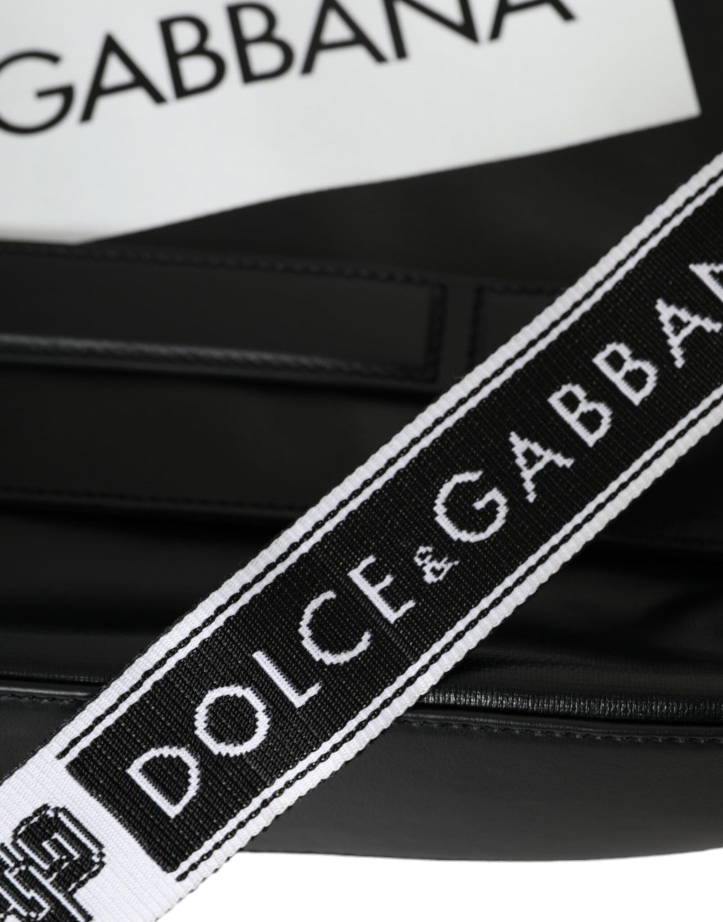 Dolce & Gabbana Messenger Bag aus schwarzem Kalbsleder und beschichtetem Canvas mit Logo-Paneel