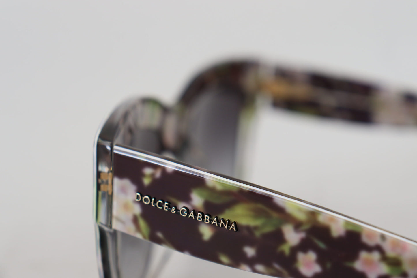 Dolce & Gabbana Elegante schwarze Sonnenbrille mit Farbverlauf