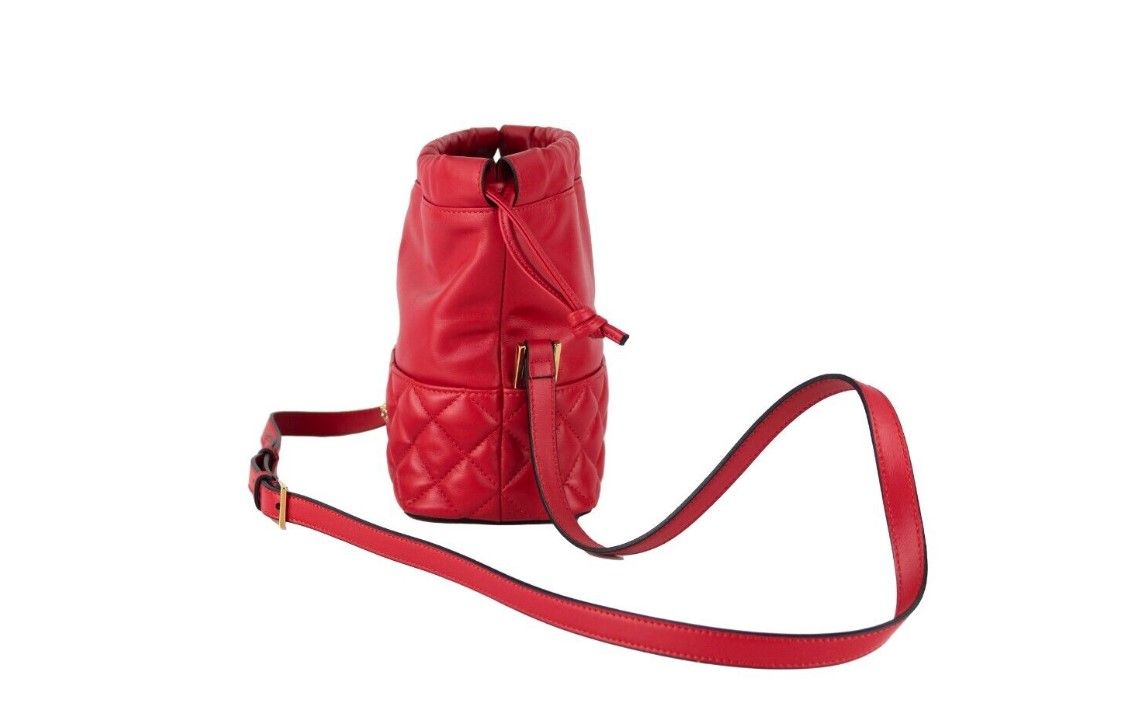 Versace Rote gesteppte Leder-Schultertasche mit Kordelzug Bucket Crossbody Handtasche